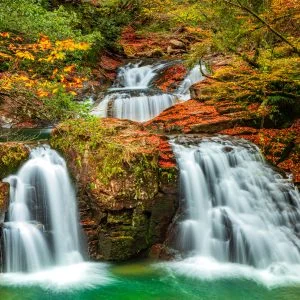 無料壁紙 秋色に染まる荷担滝。PCとデスクトップ壁紙に最適な4K高画質の無料壁紙。三重県名張市の赤目四十八滝で撮影したフリー写真素材