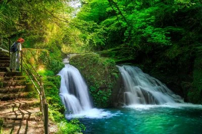 無料壁紙 荷担滝を眺める人。PCとデスクトップ壁紙に最適な4K高画質の無料壁紙。三重県名張市の赤目四十八滝で撮影したフリー写真素材