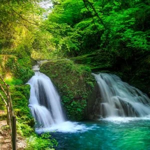 無料壁紙 荷担滝を眺める人。PCとデスクトップ壁紙に最適な4K高画質の無料壁紙。三重県名張市の赤目四十八滝で撮影したフリー写真素材