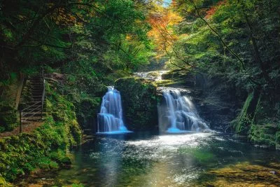 無料壁紙 太陽光が降り注ぐ荷担滝。PCとデスクトップ壁紙に最適な4K高画質の無料壁紙。三重県名張市の赤目四十八滝で撮影したフリー写真素材