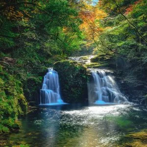 無料壁紙 太陽光が降り注ぐ荷担滝。PCとデスクトップ壁紙に最適な4K高画質の無料壁紙。三重県名張市の赤目四十八滝で撮影したフリー写真素材