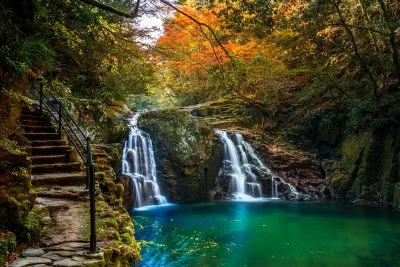 無料壁紙 荷担滝の階段から紅葉を眺める。PCとデスクトップ壁紙に最適な4K高画質の無料壁紙。三重県名張市の赤目四十八滝で撮影したフリー写真素材