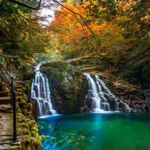 無料壁紙 荷担滝の階段から紅葉を眺める。PCとデスクトップ壁紙に最適な4K高画質の無料壁紙。三重県名張市の赤目四十八滝で撮影したフリー写真素材