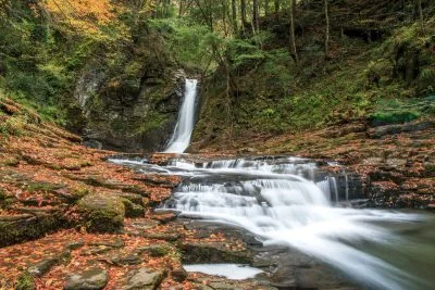 無料壁紙 紅葉する琵琶滝の紅葉の絨毯。PCとデスクトップ壁紙に最適な4K高画質の無料壁紙。三重県名張市の赤目四十八滝で撮影したフリー写真素材