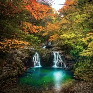 無料壁紙 荷担滝の紅葉グラデーション。PCとデスクトップ壁紙に最適な4K高画質の無料壁紙。三重県名張市の赤目四十八滝で撮影したフリー写真素材