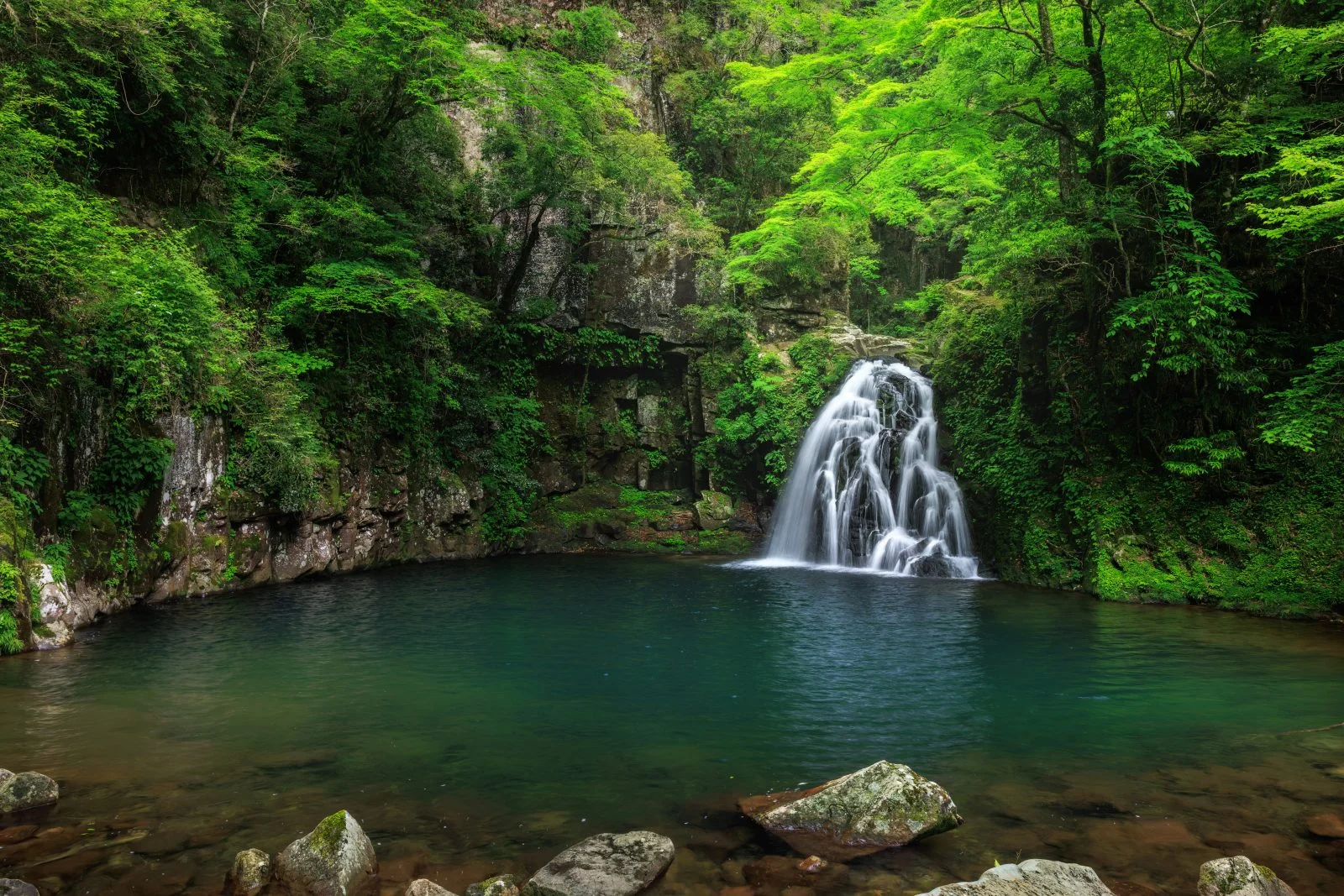 無料壁紙 ６月の千手滝と周辺の岩。PCとデスクトップ壁紙に最適な4K高画質の無料壁紙。三重県名張市の赤目四十八滝で撮影したフリー写真素材