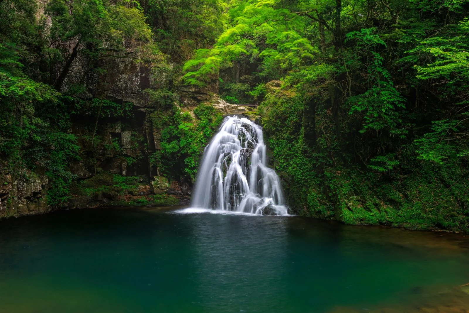 無料壁紙 ６月の千手滝と滝壺。PCとデスクトップ壁紙に最適な4K高画質の無料壁紙。三重県名張市の赤目四十八滝で撮影したフリー写真素材
