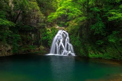 無料壁紙 ６月の千手滝と滝壺。PCとデスクトップ壁紙に最適な4K高画質の無料壁紙。三重県名張市の赤目四十八滝で撮影したフリー写真素材