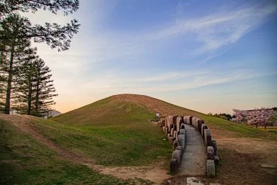 無料壁紙 まるで古墳。PCとデスクトップ壁紙に最適な4K高画質の無料壁紙。三重県津市の安濃中央総合公園で撮影したフリー写真素材