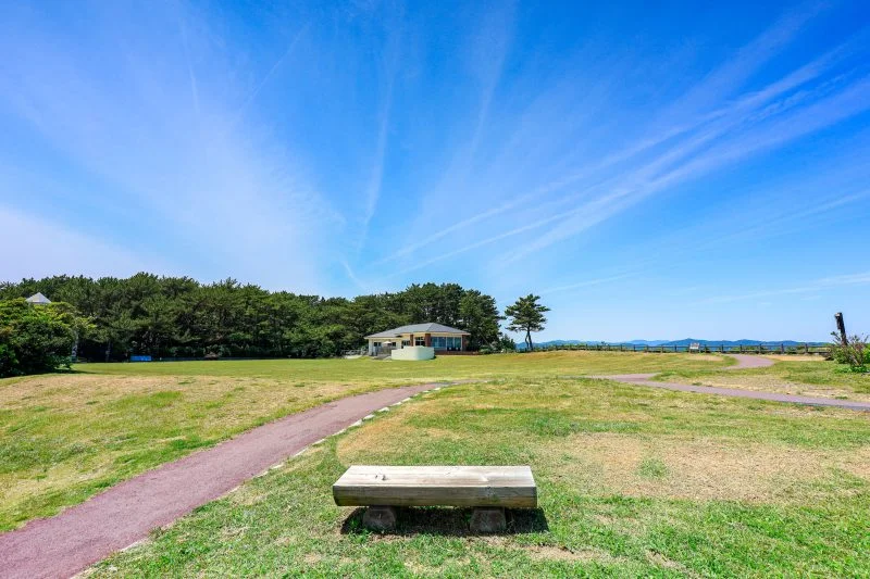 無料壁紙 芝生広場のベンチ。PCとデスクトップ壁紙に最適な4K高画質の無料壁紙。三重県志摩市の安乗埼灯台で撮影したフリー写真素材