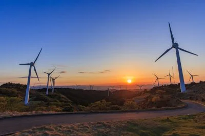 無料壁紙 夕焼けグラデーションと風車。PCとデスクトップ壁紙に最適な4K高画質の無料壁紙。三重県津市の青山高原で撮影したフリー写真素材