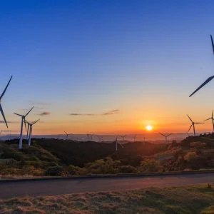 無料壁紙 夕焼けグラデーションと風車。PCとデスクトップ壁紙に最適な4K高画質の無料壁紙。三重県津市の青山高原で撮影したフリー写真素材