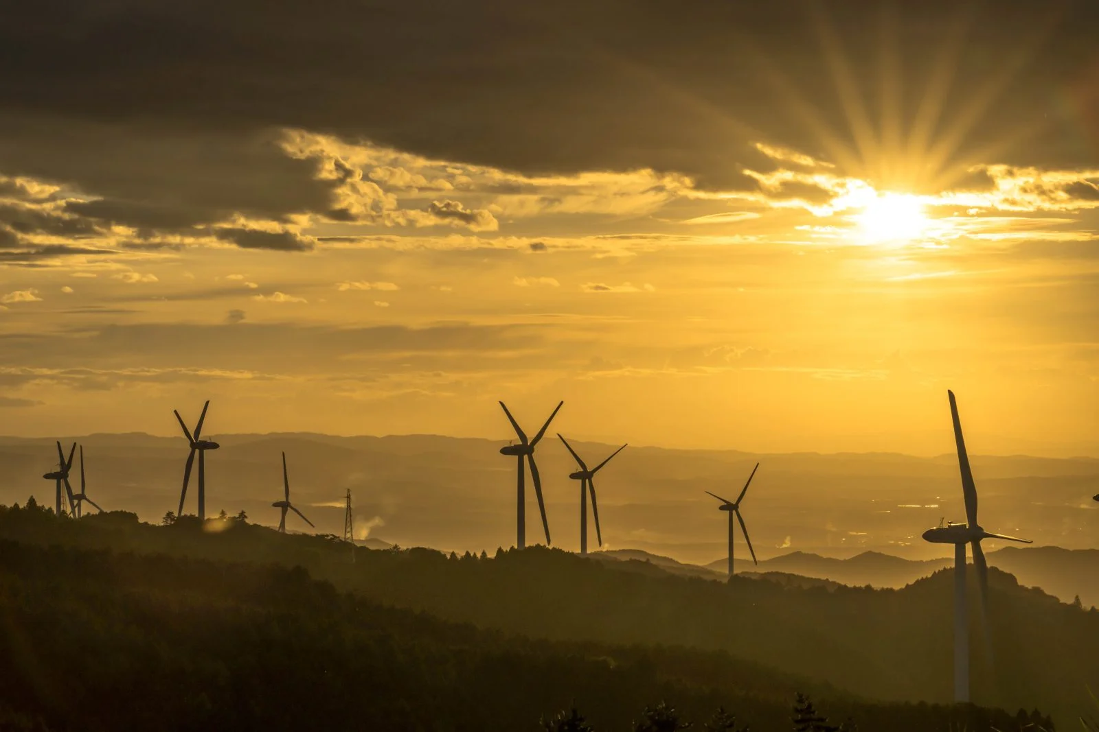 無料壁紙 黄金の空。PCとデスクトップ壁紙に最適な4K高画質の無料壁紙。三重県津市の青山高原で撮影したフリー写真素材