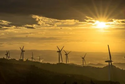 無料壁紙 黄金の空。PCとデスクトップ壁紙に最適な4K高画質の無料壁紙。三重県津市の青山高原で撮影したフリー写真素材