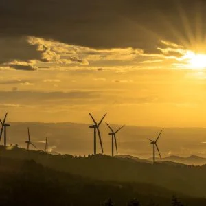 無料壁紙 黄金の空。PCとデスクトップ壁紙に最適な4K高画質の無料壁紙。三重県津市の青山高原で撮影したフリー写真素材