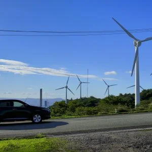 無料壁紙 高原ドライブ。PCとデスクトップ壁紙に最適な4K高画質の無料壁紙。三重県津市の青山高原で撮影したフリー写真素材