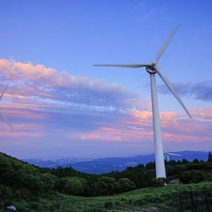 無料壁紙 マジックアワー風車。PCとデスクトップ壁紙に最適な4K高画質の無料壁紙。三重県津市の青山高原で撮影したフリー写真素材