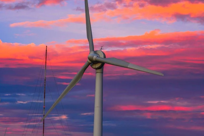 無料壁紙 真っ赤な風車。PCとデスクトップ壁紙に最適な4K高画質の無料壁紙。三重県津市の青山高原で撮影したフリー写真素材