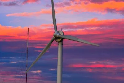 無料壁紙 真っ赤な風車。PCとデスクトップ壁紙に最適な4K高画質の無料壁紙。三重県津市の青山高原で撮影したフリー写真素材