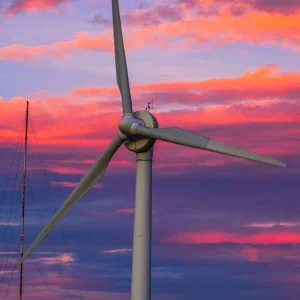 無料壁紙 真っ赤な風車。PCとデスクトップ壁紙に最適な4K高画質の無料壁紙。三重県津市の青山高原で撮影したフリー写真素材