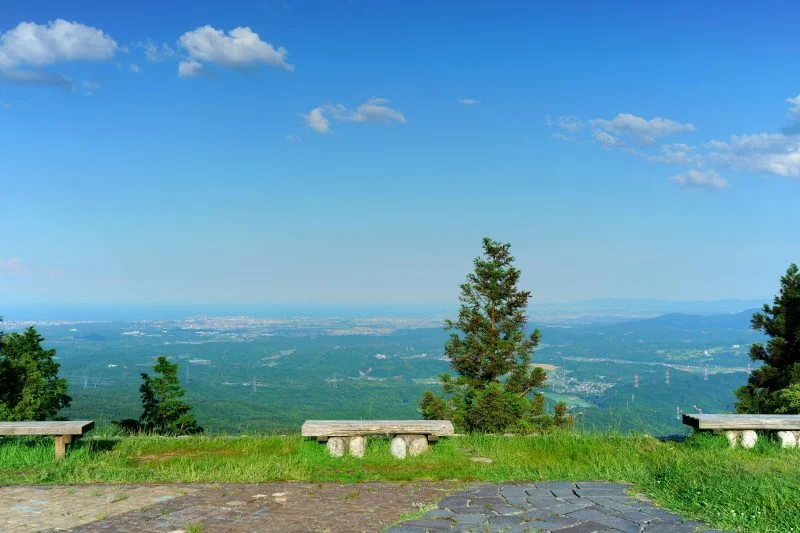 無料壁紙 ベンチから伊勢湾を望む。PCとデスクトップ壁紙に最適な4K高画質の無料壁紙。三重県津市の青山高原で撮影したフリー写真素材