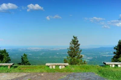 無料壁紙 ベンチから伊勢湾を望む。PCとデスクトップ壁紙に最適な4K高画質の無料壁紙。三重県津市の青山高原で撮影したフリー写真素材