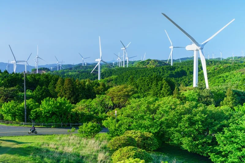 無料壁紙 三角点から風車を眺める。PCとデスクトップ壁紙に最適な4K高画質の無料壁紙。三重県津市の青山高原で撮影したフリー写真素材