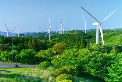 無料壁紙 三角点から風車を眺める。PCとデスクトップ壁紙に最適な4K高画質の無料壁紙。三重県津市の青山高原で撮影したフリー写真素材