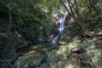 無料壁紙 滝の周辺。PCとデスクトップ壁紙に最適な4K高画質の無料壁紙。三重県南伊勢町の朝日滝（村山不動の滝）で撮影したフリー写真素材