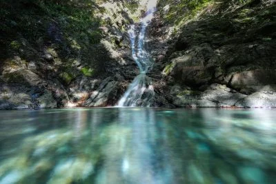 無料壁紙 青く澄んだ滝壺。PCとデスクトップ壁紙に最適な4K高画質の無料壁紙。三重県南伊勢町の朝日滝（村山不動の滝）で撮影したフリー写真素材