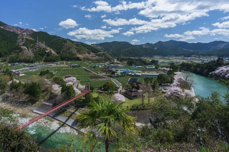 無料壁紙 春の飯南町。PCとデスクトップ壁紙に最適な4K高画質の無料壁紙。三重県松阪市の道の駅 茶倉駅で撮影したフリー写真素材