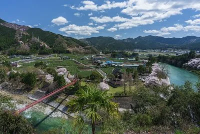 無料壁紙 春の飯南町。PCとデスクトップ壁紙に最適な4K高画質の無料壁紙。三重県松阪市の道の駅 茶倉駅で撮影したフリー写真素材