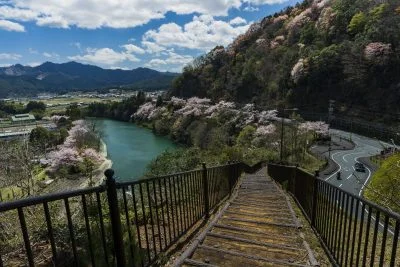 無料壁紙 茶倉の階段からお花見。PCとデスクトップ壁紙に最適な4K高画質の無料壁紙。三重県松阪市の道の駅 茶倉駅で撮影したフリー写真素材