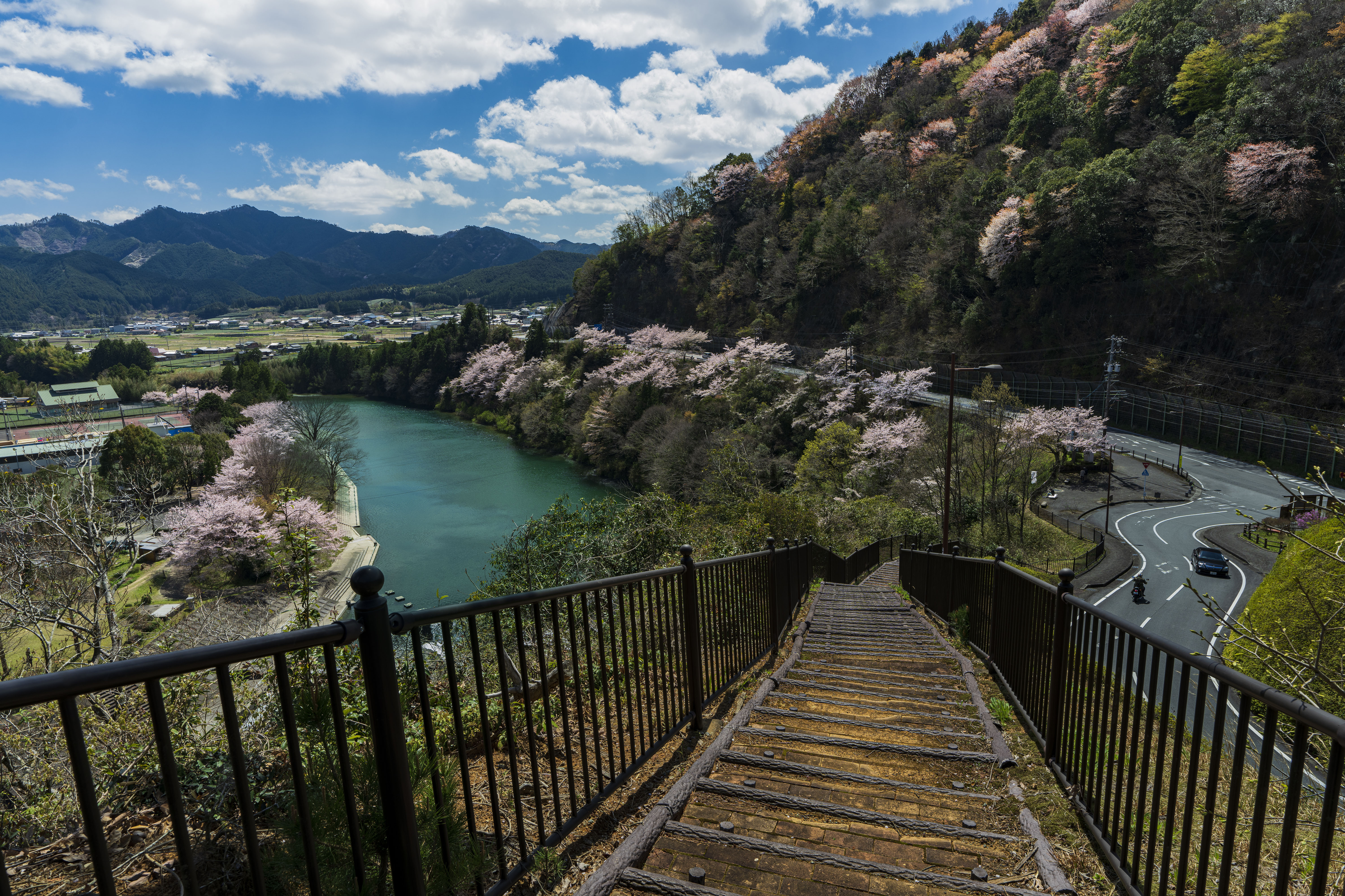 無料壁紙 茶倉の階段からお花見。PCとデスクトップ壁紙に最適な4K高画質の無料壁紙。三重県松阪市の道の駅 茶倉駅で撮影したフリー写真素材