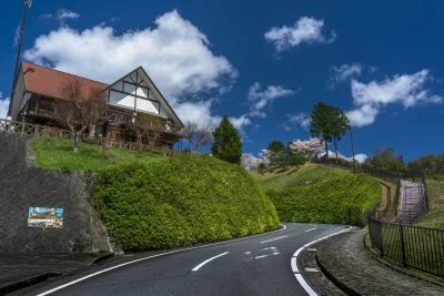 無料壁紙 春の青空。PCとデスクトップ壁紙に最適な4K高画質の無料壁紙。三重県松阪市の道の駅 茶倉駅で撮影したフリー写真素材