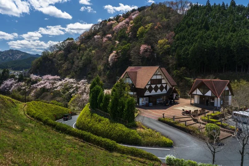 無料壁紙 茶倉と山桜。PCとデスクトップ壁紙に最適な4K高画質の無料壁紙。三重県松阪市の道の駅 茶倉駅で撮影したフリー写真素材