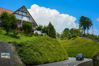 無料壁紙 道の駅茶倉と入道雲。PCとデスクトップ壁紙に最適な4K高画質の無料壁紙。三重県松阪市の道の駅 茶倉駅で撮影したフリー写真素材