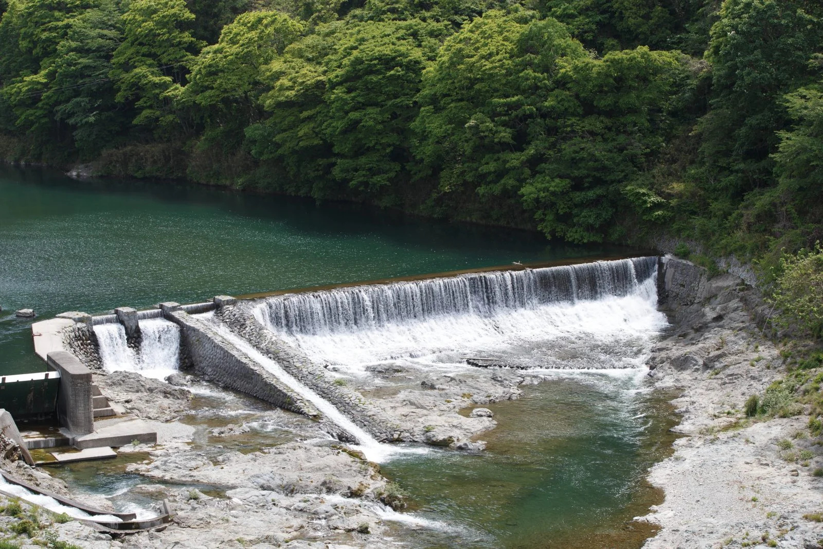 無料壁紙 櫛田川の清流。PCとデスクトップ壁紙に最適な4K高画質の無料壁紙。三重県松阪市の道の駅 茶倉駅で撮影したフリー写真素材