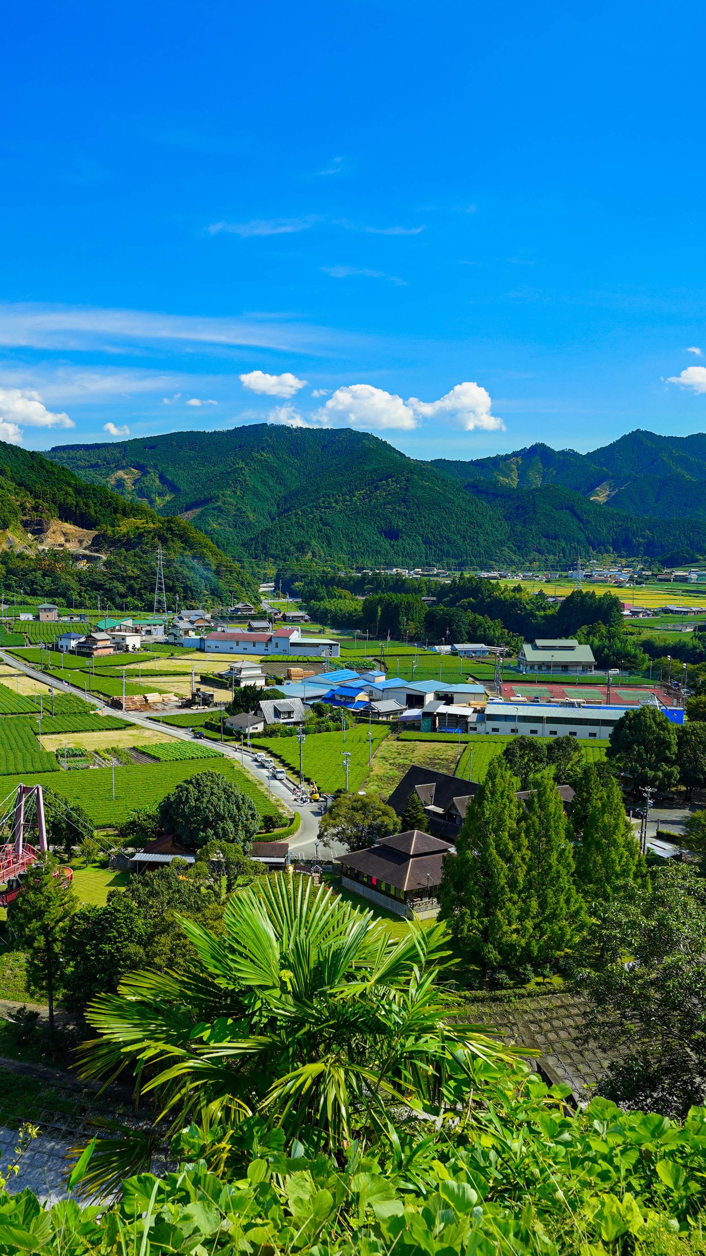 無料壁紙 展望台から眺める里山景色。PCとデスクトップ壁紙に最適な4K高画質の無料壁紙。三重県松阪市の道の駅 茶倉駅で撮影したフリー写真素材