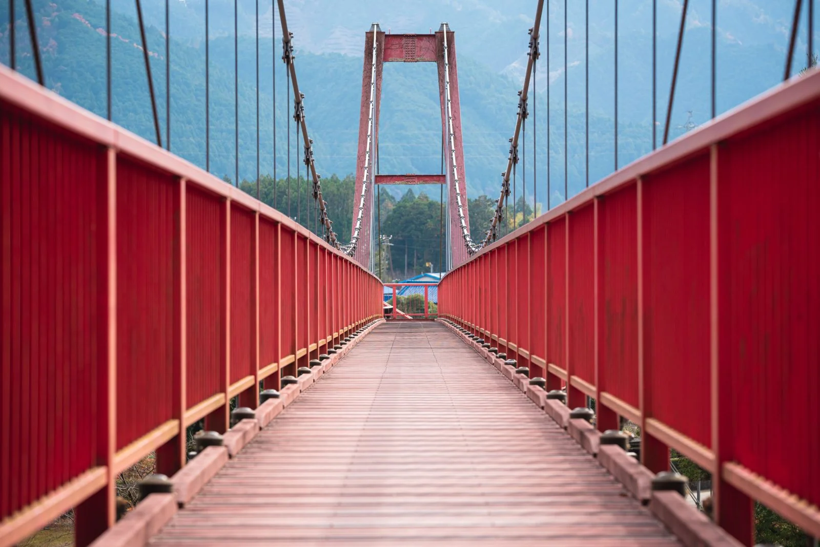 無料壁紙 茶倉の赤い橋。PCとデスクトップ壁紙に最適な4K高画質の無料壁紙。三重県松阪市の道の駅 茶倉駅で撮影したフリー写真素材