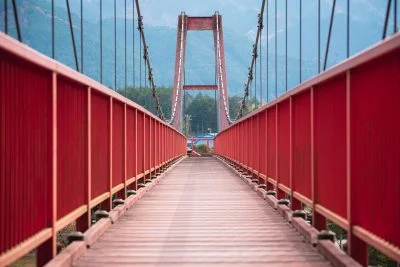 無料壁紙 茶倉の赤い橋。PCとデスクトップ壁紙に最適な4K高画質の無料壁紙。三重県松阪市の道の駅 茶倉駅で撮影したフリー写真素材