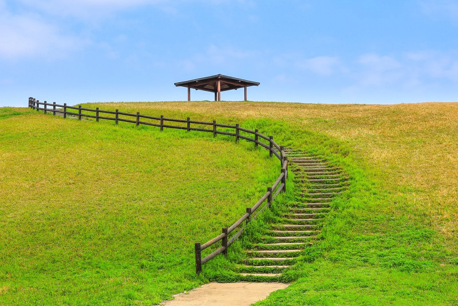 無料壁紙 見晴らしの丘。PCとデスクトップ壁紙に最適な4K高画質の無料壁紙。三重県津市の中勢グリーンパークで撮影したフリー写真素材