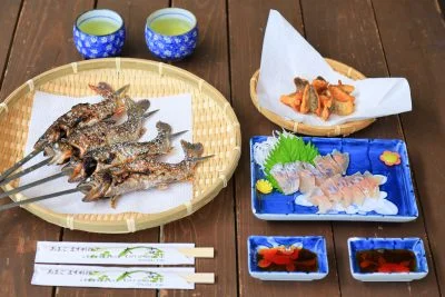 無料壁紙 ニジマス・あまご料理。PCとデスクトップ壁紙に最適な4K高画質の無料壁紙。三重県津市の大吉あまごセンターで撮影したフリー写真素材