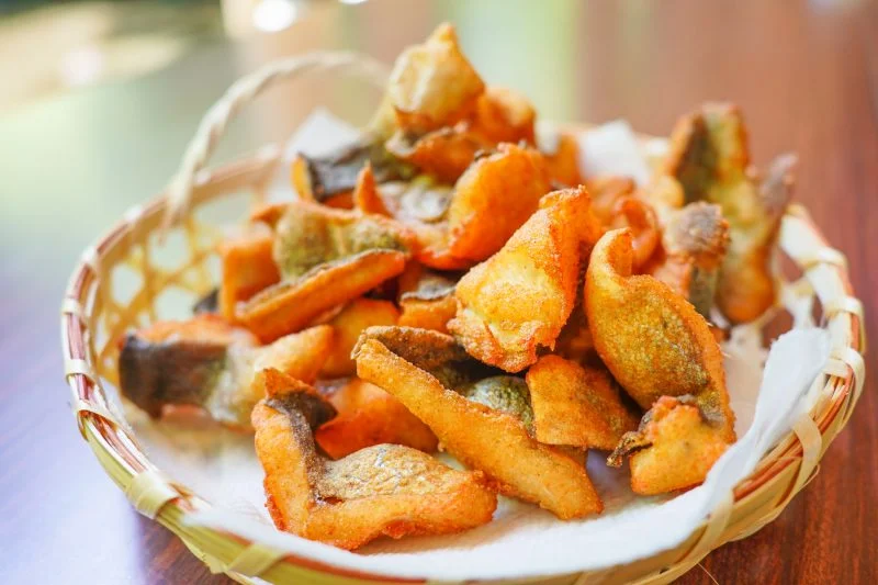 無料壁紙 ニジマスの唐揚げ。PCとデスクトップ壁紙に最適な4K高画質の無料壁紙。三重県津市の大吉あまごセンターで撮影したフリー写真素材