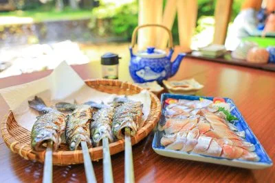 無料壁紙 座敷席で食べる様子。PCとデスクトップ壁紙に最適な4K高画質の無料壁紙。三重県津市の大吉あまごセンターで撮影したフリー写真素材