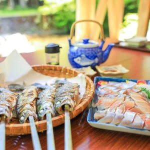 無料壁紙 座敷席で食べる様子。PCとデスクトップ壁紙に最適な4K高画質の無料壁紙。三重県津市の大吉あまごセンターで撮影したフリー写真素材