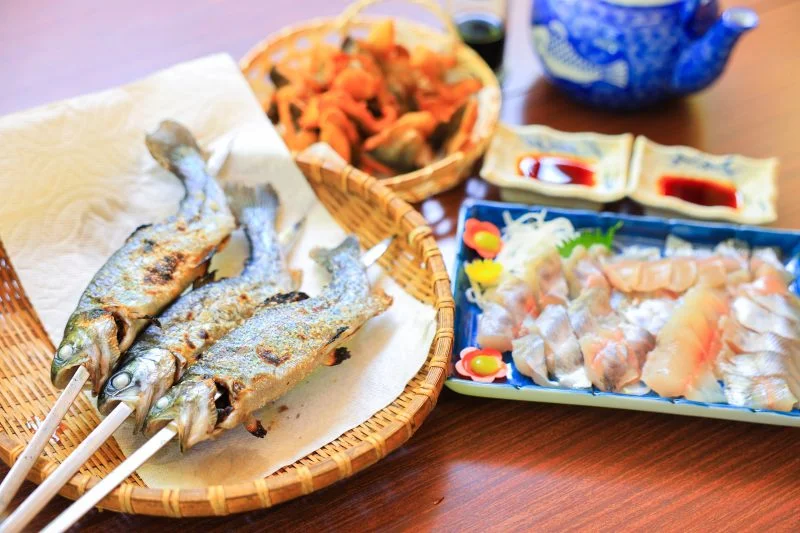 無料壁紙 ニジマスの塩焼き・お刺身・唐揚げ。PCとデスクトップ壁紙に最適な4K高画質の無料壁紙。三重県津市の大吉あまごセンターで撮影したフリー写真素材