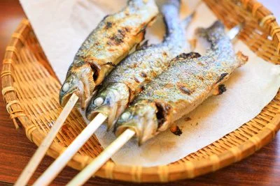 無料壁紙 ニジマスの塩焼き。PCとデスクトップ壁紙に最適な4K高画質の無料壁紙。三重県津市の大吉あまごセンターで撮影したフリー写真素材