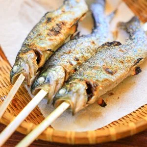 無料壁紙 ニジマスの塩焼き。PCとデスクトップ壁紙に最適な4K高画質の無料壁紙。三重県津市の大吉あまごセンターで撮影したフリー写真素材