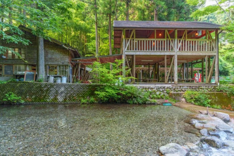 無料壁紙 坂本川と飲食スペースの小屋。PCとデスクトップ壁紙に最適な4K高画質の無料壁紙。三重県津市の大吉あまごセンターで撮影したフリー写真素材